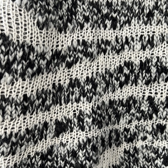 💕🎉 HOST PICK 🎉💕 Great oversize Current Elliot sweater. - Picture 5 of 8